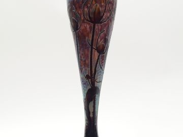 DAUM. Grand vase en verre, à décor de chardons bleus et mauves sur fon