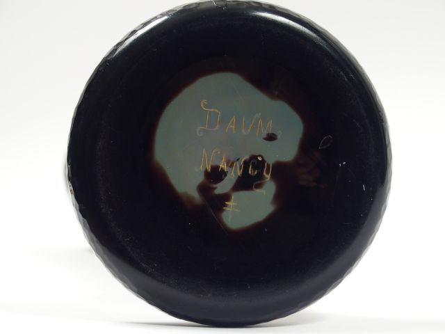 DAUM. Grand vase en verre, à décor de chardons bleus et mauves sur fon