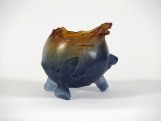 Vente aux enchères DAUM. Vase en pâte de verre, tons mauves, à décor de poissons et de ré