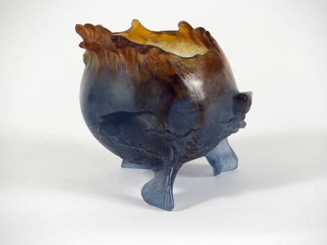 DAUM. Vase en pâte de verre, tons mauves, à décor de poissons et de ré