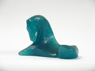 Vente aux enchères DAUM. Sculpture en pâte de verre bleue turquoise "Cheval couché". Sign