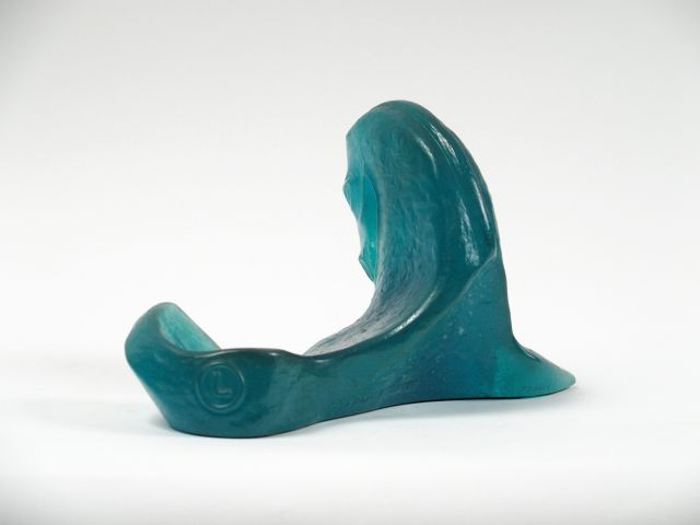 DAUM. Sculpture en pâte de verre bleue turquoise "Cheval couché". Sign