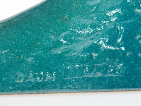 DAUM. Sculpture en pâte de verre bleue turquoise "Cheval couché". Sign