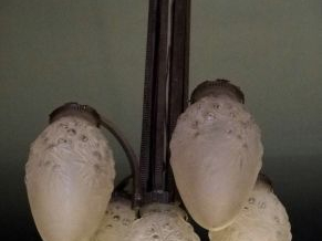 DELATTE. Suspension en verre éclairant à 5 lumières. Signée.