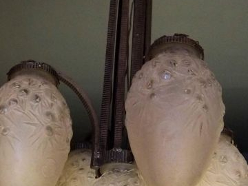 DELATTE. Suspension en verre éclairant à 5 lumières. Signée.