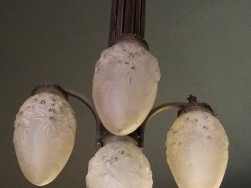 DELATTE. Suspension en verre éclairant à 5 lumières. Signée.