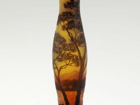 DEVEZ. Vase en verre irisé, à décor gravé en camée et à l'acide de pay