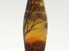 DEVEZ. Vase en verre irisé, à décor gravé en camée et à l'acide de pay