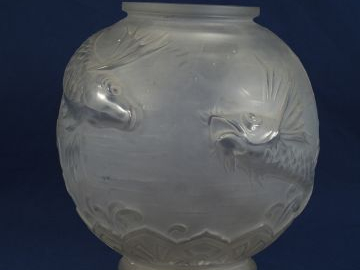 Vase boule Art Déco en verre, à décor de poissons. H. : 29 cm