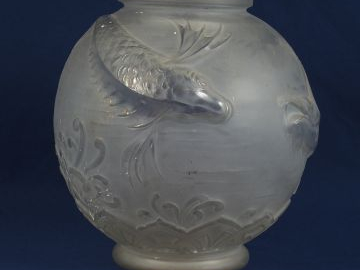 Vase boule Art Déco en verre, à décor de poissons. H. : 29 cm