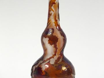 Soliflore Art Nouveau en verre, à décor gravé et irisé de feuillage (p