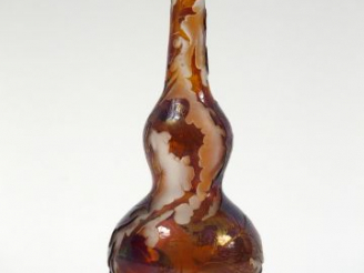 Vente aux enchères Soliflore Art Nouveau en verre, à décor gravé et irisé de feuillage (p