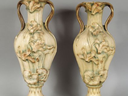 Paire de vases Art Nouveau en céramique, à décor en léger relief de fl