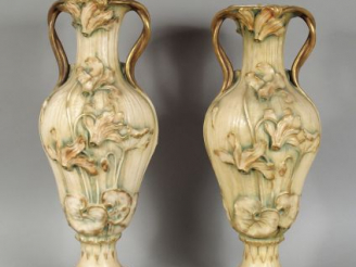 Vente aux enchères Paire de vases Art Nouveau en céramique, à décor en léger relief de fl