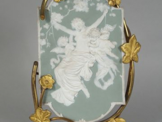Vente aux enchères Plaque 1900 en Wedgwood "Nymphe et deux amours", monture Art Nouveau e