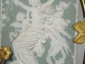 Plaque 1900 en Wedgwood "Nymphe et deux amours", monture Art Nouveau e