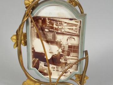 Plaque 1900 en Wedgwood "Nymphe et deux amours", monture Art Nouveau e