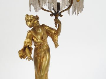 Lampe Art Nouveau en bronze doré figurant une jeune fille en robe long