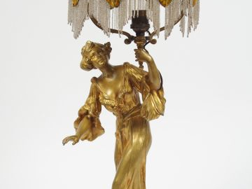 Lampe Art Nouveau en bronze doré figurant une jeune fille en robe long