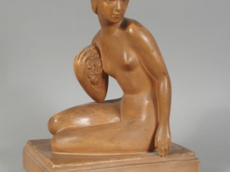 Vente aux enchères C. ALBERT, "Jeune fille dénudée  au bouquet de fleurs". Sujet en terre