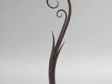 ZADOUNAÏSKY. Cendrier en fer forgé. Signé. H. : 59 cm