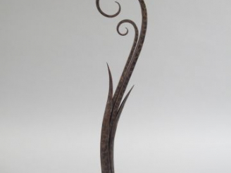 Vente aux enchères ZADOUNAÏSKY. Cendrier en fer forgé. Signé. H. : 59 cm