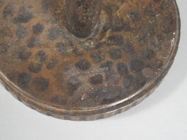 ZADOUNAÏSKY. Cendrier en fer forgé. Signé. H. : 59 cm