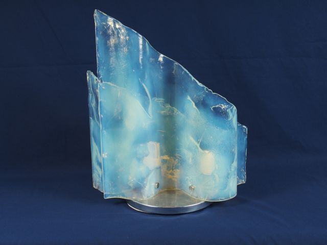 Lampe contemporaine en verre translucide et légèrement opalescent. Piè