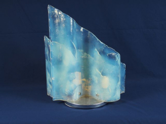 Vente aux enchères Lampe contemporaine en verre translucide et légèrement opalescent. Piè
