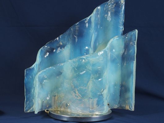 Lampe contemporaine en verre translucide et légèrement opalescent. Piè