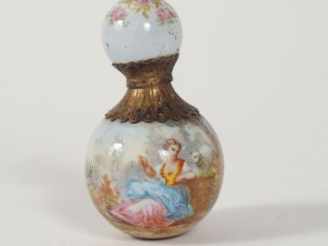 Vente aux enchères Flacon à odeurs de style Louis XVI en porcelaine polychrome, à décor d