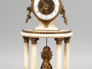 Vente aux enchères Pendule portique de style Louis XVI en albâtre et bronze, à décor de c