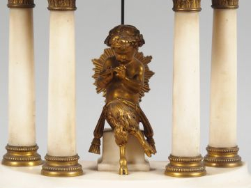 Pendule portique de style Louis XVI en albâtre et bronze, à décor de c