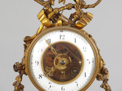 Pendule portique de style Louis XVI en albâtre et bronze, à décor de c