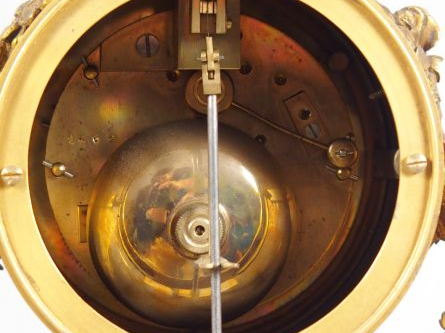 Pendule portique de style Louis XVI en albâtre et bronze, à décor de c