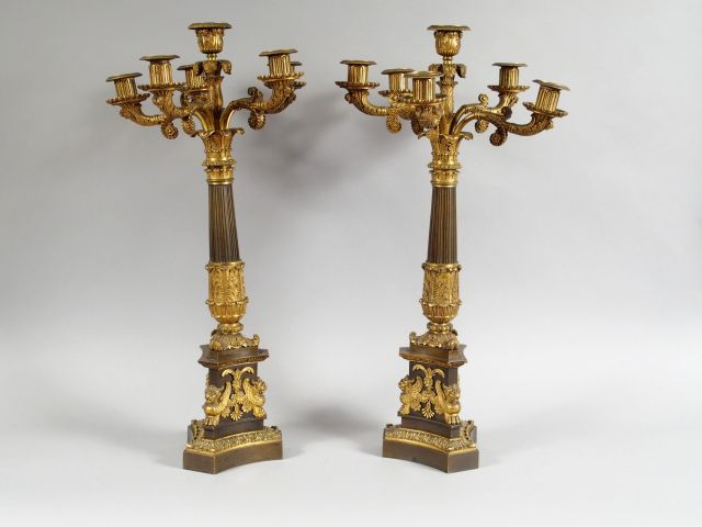 Paire de grands candélabres Restauration en bronze, à décor de griffon