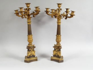 Vente aux enchères Paire de grands candélabres Restauration en bronze, à décor de griffon