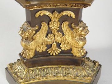 Paire de grands candélabres Restauration en bronze, à décor de griffon