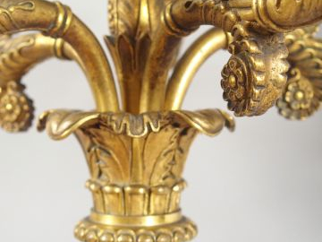 Paire de grands candélabres Restauration en bronze, à décor de griffon