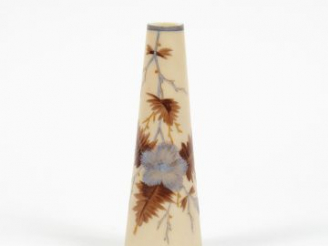 Vente aux enchères Soliflore 1900 en opaline, à décor de feuillage d'automne sur fond ivo