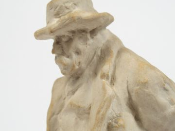 Sujet 1900 en biscuit, "Vieil homme au chapeau". Signé. H. : 26,5 cm