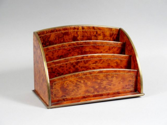 Vente aux enchères Trieur de courrier 1900 en marqueterie et loupe de thuya.