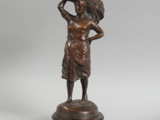 Vente aux enchères ABBAL, "La moissoneuse". Sculpture en bronze à patine brune. Signé. H.