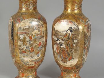 Paire de vases XIXe en céramique de Satsuma, à décor dans des réserves
