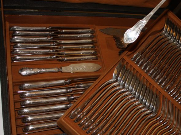 Partie de ménagère en argent, à décor rocaille, comprenant 12 couverts