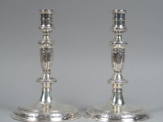 Vente aux enchères Paire de bougeoirs Louis XIV en métal argenté (réargentés). H. : 22 cm