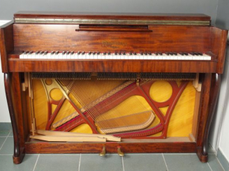 Vente aux enchères Piano droit Gaveau en acajou (cadre fer, avec son tabouret).