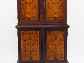 Vente aux enchères Cabinet de style hollandais XVIIème en marqueterie, à décor de fleurs 