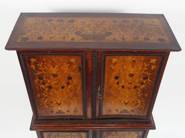 Cabinet de style hollandais XVIIème en marqueterie, à décor de fleurs 