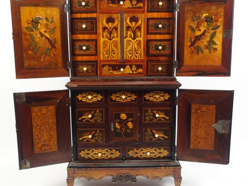 Cabinet de style hollandais XVIIème en marqueterie, à décor de fleurs 
